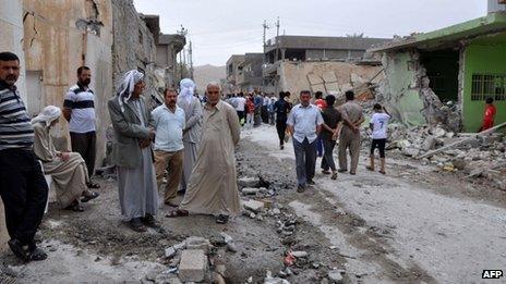 Iraqis inspect bomb damage in Tuz Khurmato (21/05/13)