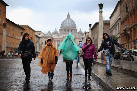 Tourists in Rome in the rain