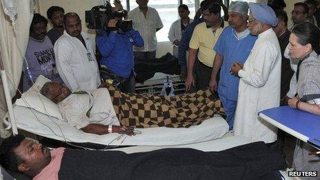 Sonia Gandhi (R) and PM Manmohan Singh in a hospital in Raipur (May 26 2013)