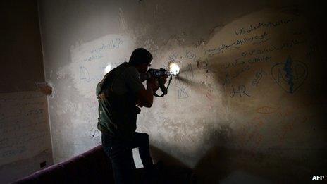 Syrian rebel fighter takes aim in the northern city of Aleppo (5 April 2013)