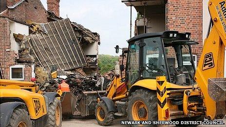 Newark house blast: Question mark over other houses - BBC News