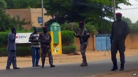 Nigerien soldiers outside the prison in Niamey attacked by gunmen (1 June 2013)