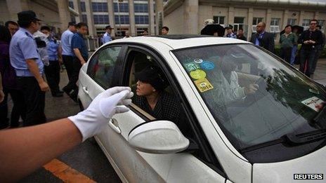 Liu Xia, sister of Liu Hui, is driven away from the court. 9 June 2013