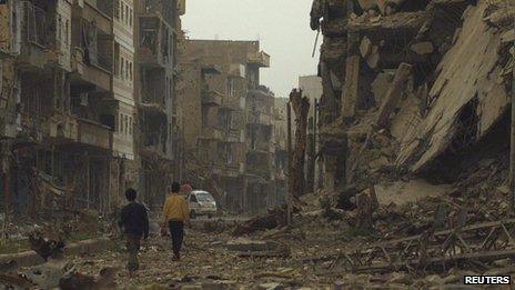 Children walking amid rubble in Syria (4 April 2013)
