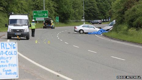 Woman killed in East Sussex A22 three-vehicle crash - BBC News