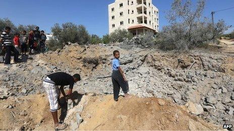 Palestinian youths at site of Israeli air strike in central Gaza Strip (24/06/13)