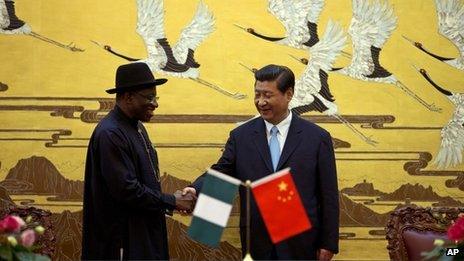 Президент Китая Си Цзиньпин (справа) обменивается рукопожатием с президентом Нигерии Гудлаком Джонатаном в Пекине 10 июля