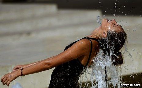Tourist soaks herself in Rome heatwave, 2012