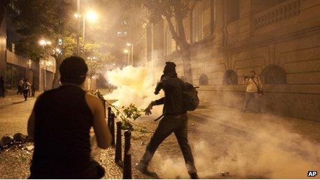 Brazil unrest: Rio governor Cabral denounces protesters - BBC News