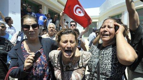 Protesters outside the hospital in Tunis (25 July 2013)