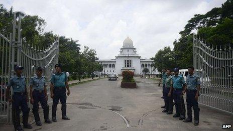 Bangladeshi police stand guard in front of the high court in Dhaka on August 1, 2013.