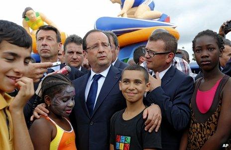 Президент Франции Франсуа Олланд (в центре) встречается с людьми в Клиши-Су-Буа, недалеко от Парижа, 31 июля