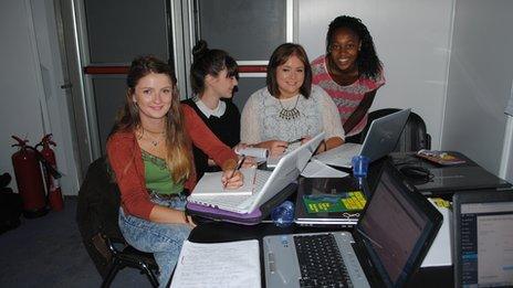 Newyddiadurwyr Llais y Maes (o'r chwith i'r dde): Isabel Braddshaw-Hughes; Lily Price-Jenkins; Angharad Hywel; Jennifer Ubah