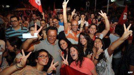 Protesters outside the National Constituent Assembly headquarters in Tunis (4 August 2013)