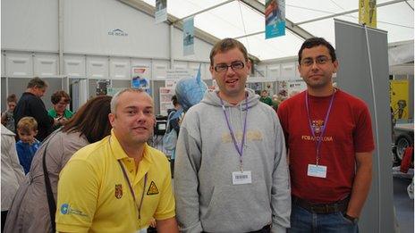 Robyn gyda'i ddau gynorthwydd, Geraint Roberts, Waunfawr a Dyfan Williams, Y Bontnewydd.
