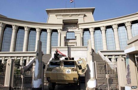 Tank outside Egypt's constitutional court