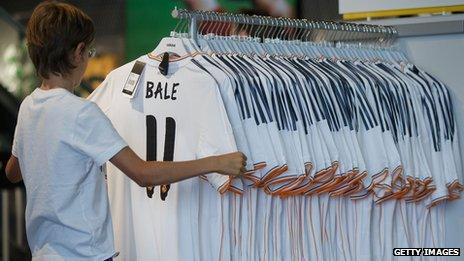 Gareth Bale shirts for sale in Madrid