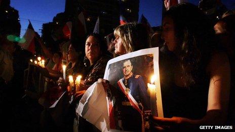 Supporters of Augusto Pinochet hold a vigil in front of the Military School in Santiago on 10 December 2006
