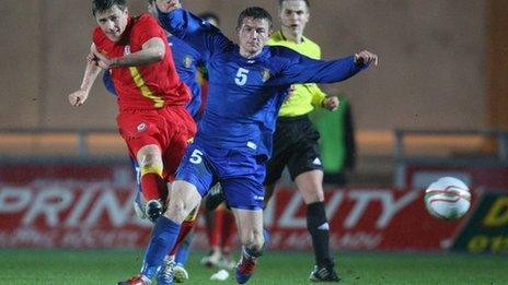 Rob Ogleby o glwb Wrecsam yn chwarae yn erbyn Moldova ym mis Mawrth eleni