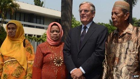 Dutch Ambassador Tjeerd de Zwaan and Indonesian relatives of victims of summary executions (12 September)