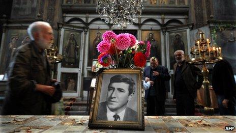 People attend a commemoration service marking 35 years since the death of Georgi Markov, in a church in Sofia (11 September 2013)