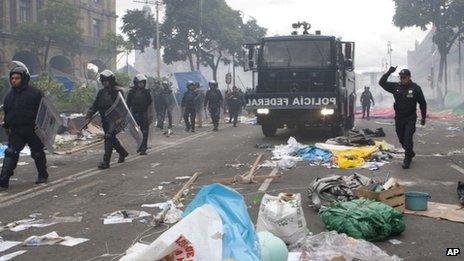 Mexico teachers clash with police in Zocalo Square - BBC News