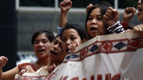 Domestic helpers rally in support of an Indonesian maid who was tortured by her employers, outside Wanchai District Court in Hong Kong September 18, 2013