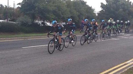 Sir Bradley Wiggins a Team Sky yn cyrraedd Wrecsam