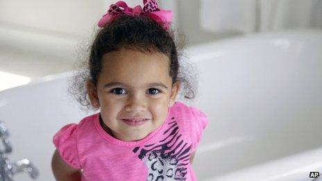 Вероника, ребенок, оказавшийся в центре международного спора об усыновлении, улыбается в ванной Центра Джека Брауна нации чероки в Талекуа, Оклахома, 6 августа 2013 г.