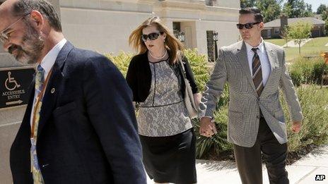 Мелани и Мэтт Капобьянко (справа) прибывают в Верховный суд Оклахомы в Оклахома-Сити 3 сентября 2013 г.