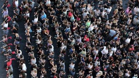 Thousands join fresh Greece protests against Golden Dawn - BBC News