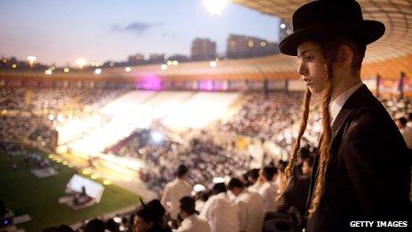 Thousands of orthodox Jews at the MetLife stadium