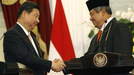 Chinese President Xi Jinping, left, shakes hands with Indonesia's President Susilo Bambang Yudhoyono after a joint press conference at Merdeka Palace in Jakarta, Indonesia, 2 October 2013