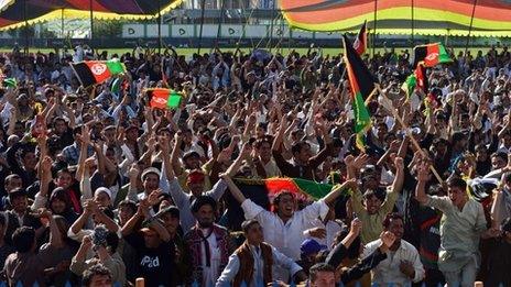 Fans celebrate in Kabul (04.10.13)