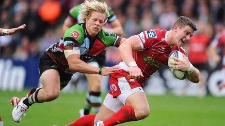 Scott Williams yn sgorio cais i'r Scarlets, gyda Matt Hooper o'r Harlequins yn dynn ar ei sodlau