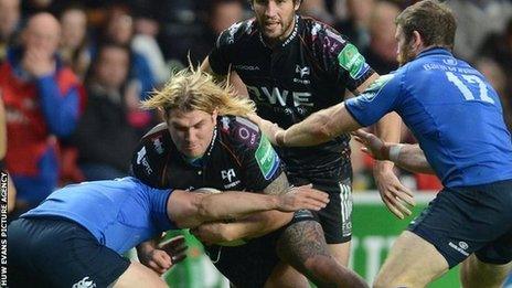 Richard Hibbard yn cael ei atal gan amddiffyn Leinster
