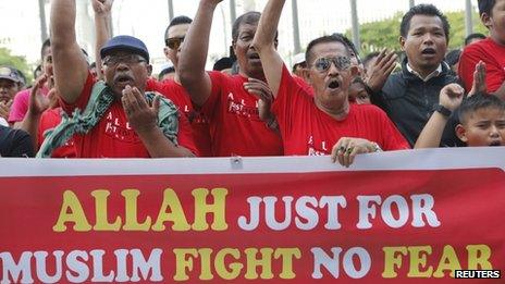 Muslim demonstrators chant slogans outside Malaysia's Court of Appeal in Putrajaya, outside Kuala Lumpur 14 October 2013