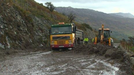Tirlithriad ar ffordd yr A498 rhwng Beddgelert a Phenygwryd