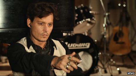 Sir Paul McCartney's video stars Johnny Depp and Jude Law - BBC News