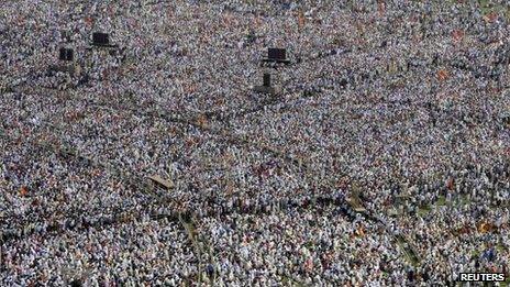 India election: BJP's Modi rally hit by deadly blasts - BBC News