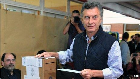 Buenos Aires Mayor Mauricio Macri casts his vote during legislative elections on 27 October, 2013