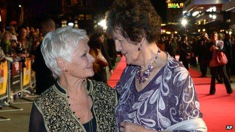 Дама Джуди Денч (слева) с Филоменой Ли на красной дорожке в Лондоне