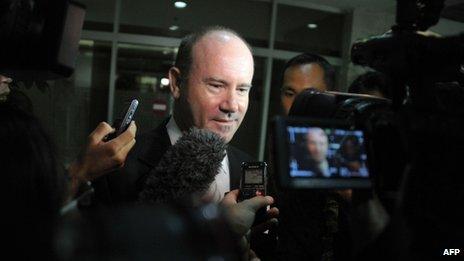 Australian Ambassador Greg Moriarty (centre) is surrounded by journalists upon his arrival after being summoned to the Indonesian foreign ministry on 1 November 2013