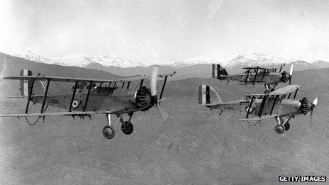 Royal Air Force Westland Wapitis kryen një fluturim zbulimi mbi malet e Kurdistanit, Mars 1934