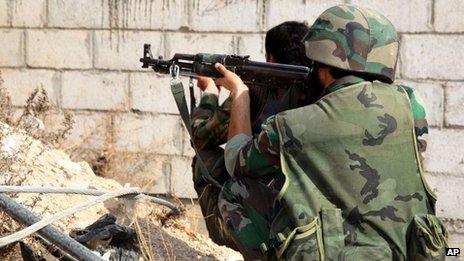 Syrian soldiers in the Damascus suburb of Sbeineh (7 November 2013)