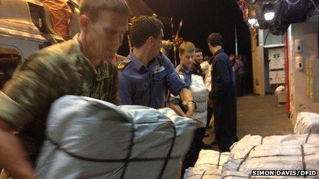 HMS Daring arrives in Philippines to aid Typhoon Haiyan victims - BBC News