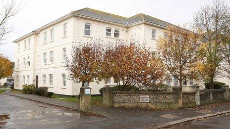 Second man arrested in Worthing murder inquiry - BBC News