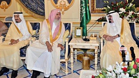 Saudi Crown Prince Salman bin Abdul Aziz (L) sitting, while Grand Mufti Sheikh Abdul Aziz al-Sheikh (C) speaks with King Abdullah (R) in Jeddah (29 September 2013)