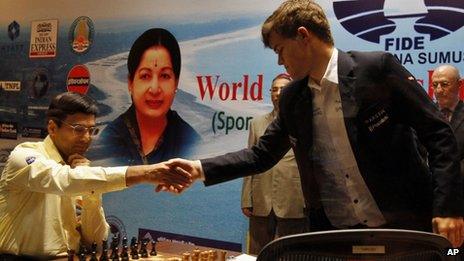 Viswanathan Anand (left) shakes hands with Magnus Carlsen in Chennai (Madras). Photo: 22 November 2013
