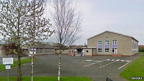 Falkirk's Langlees Primary school evacuated over smell of gas - BBC News